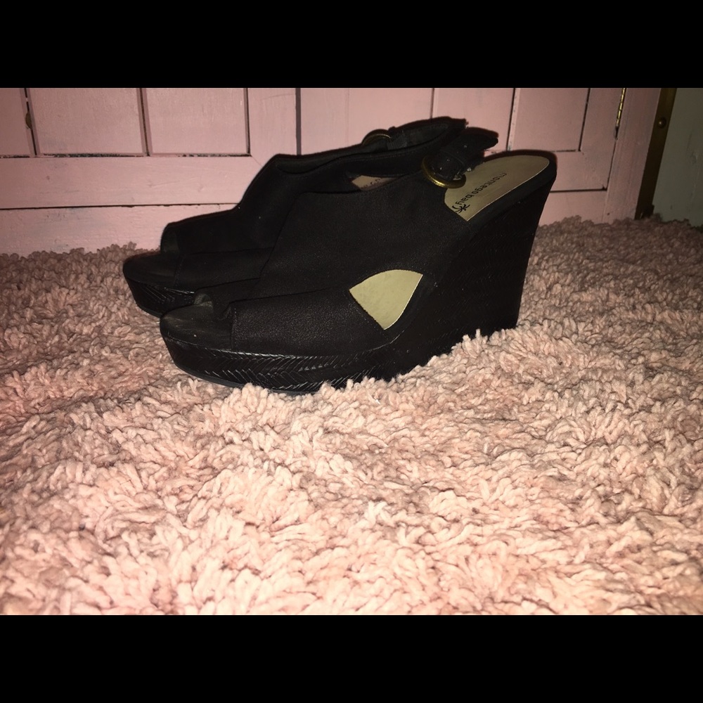 Black Wedges
